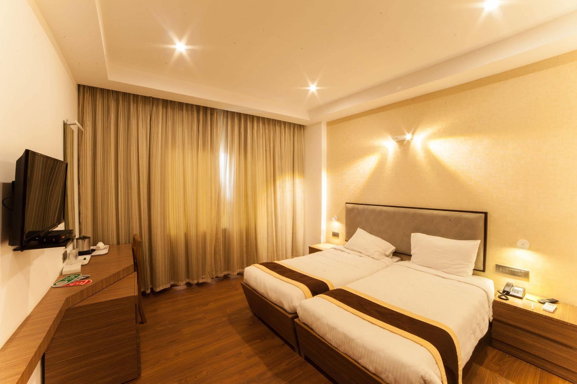 Brownstar Boutique Hotel Chennai Esterno foto