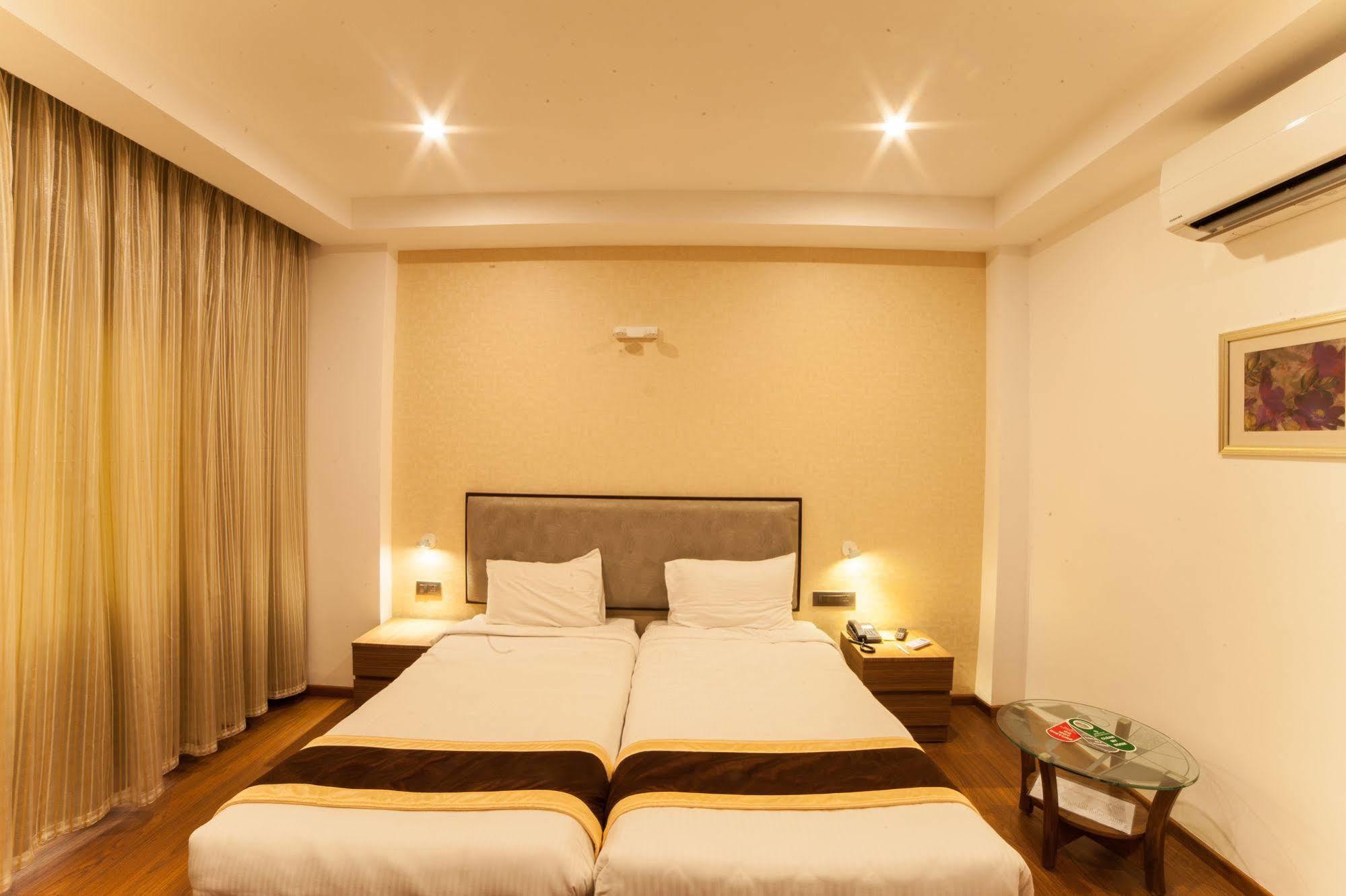 Brownstar Boutique Hotel Chennai Esterno foto